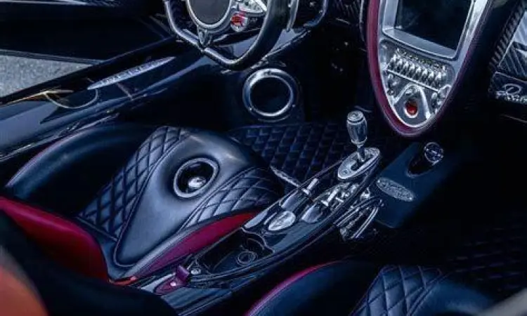 Interior Pagani Huayra Interior mewah Pagani Huayra dengan aksen aluminium dan kulit premium