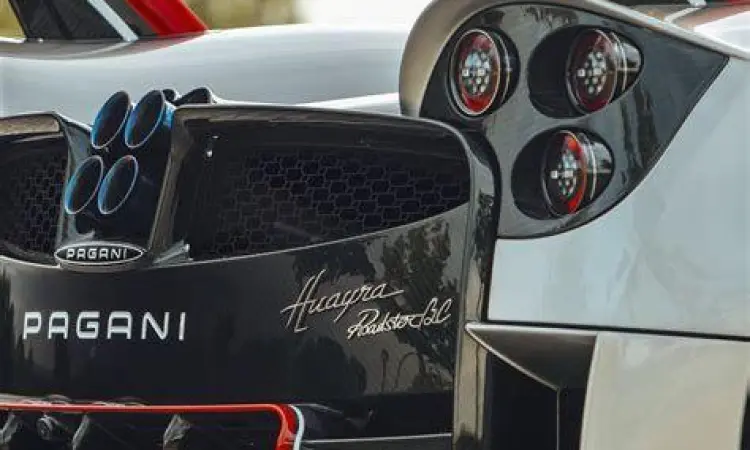 Aerodinamika Pagani Huayra BC Detail sayap belakang Pagani Huayra BC untuk aerodinamika maksimal