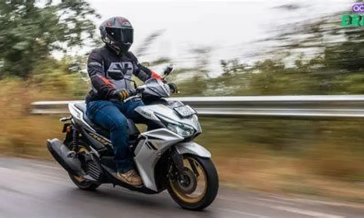 Pengendara sedang memacu motor aerox 2021 di jalan raya