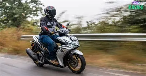Berkendara dengan Aerox 2021 Pengendara sedang memacu motor aerox 2021 di jalan raya