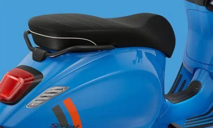 Tampilan depan motor Vespa terbaru tipe Sprint S dengan lampu LED