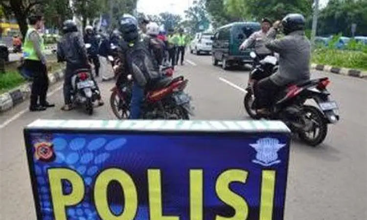 Polisi melakukan tilang terhadap pengendara tanpa SIM