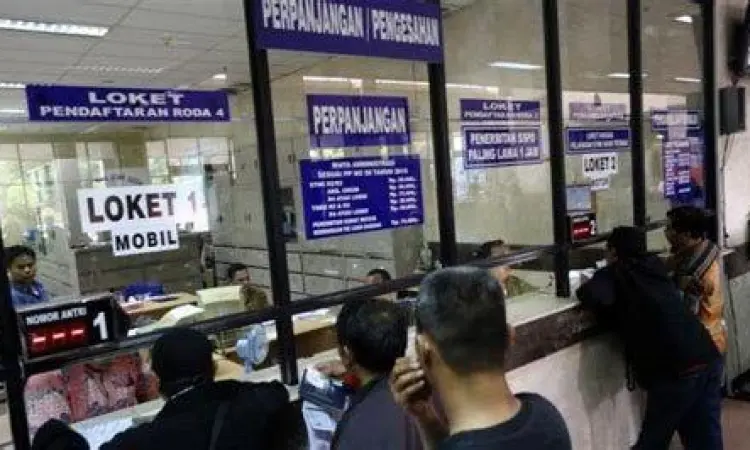 Layanan Samsat Keliling Antrean warga di layanan Samsat Keliling untuk bayar pajak motor