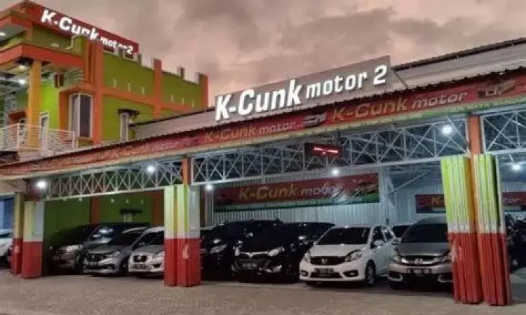 Suasana showroom K Cunk Motor Ngunut yang ramai pengunjung