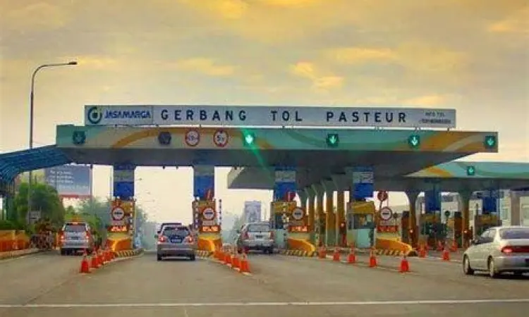 Gerbang Tol Pasteur Bandung yang merupakan akses utama masuk kota