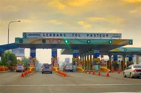 Akses Utama Tol Bandung Gerbang Tol Pasteur Bandung yang merupakan akses utama masuk kota