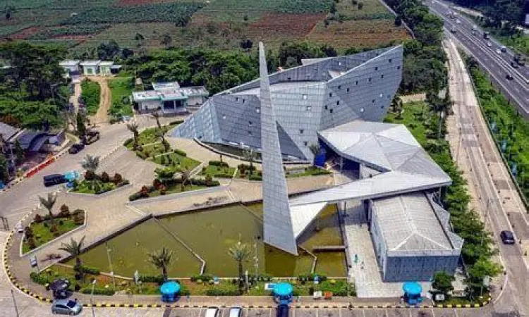 Masjid Al Safar KM 88 Masjid Al Safar yang megah di Rest Area KM 88