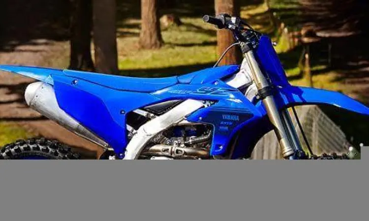 Tampilan samping Yamaha YZ450F biru ikonik