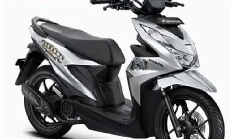 Honda Beat Street warna silver dengan stang terbuka