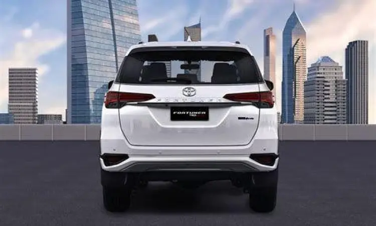 Bagian belakang Toyota Fortuner 2021 dengan kick sensor
