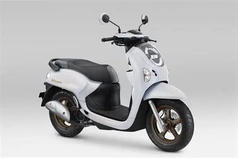 Scoopy Prestige White Tampilan samping Honda Scoopy 2023 Prestige White