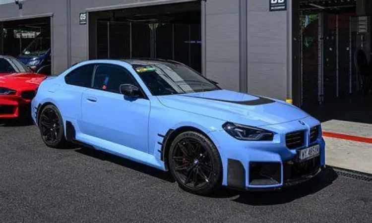 BMW M2 Performance BMW M2 Coupe warna biru di lintasan balap