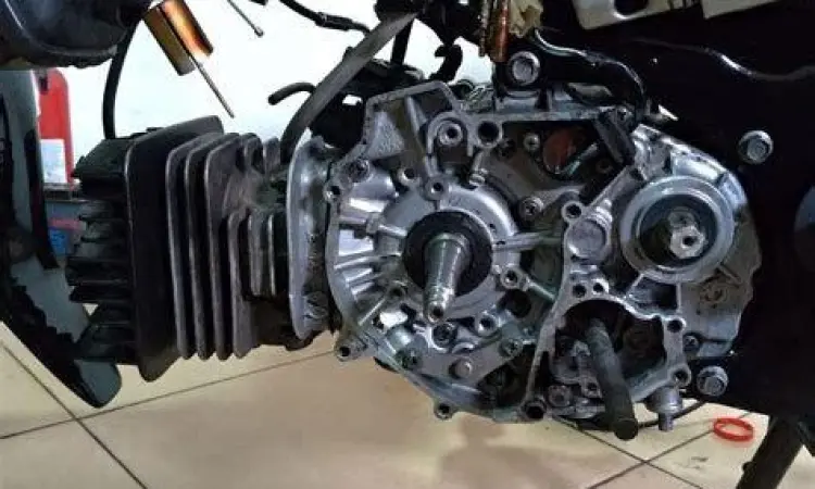 Detail Mesin F1ZR Mesin Yamaha F1ZR yang ikonik dengan pendingin kipas