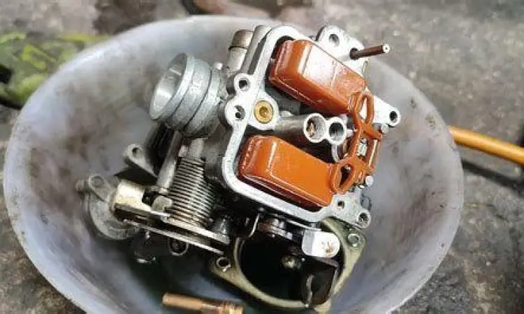 Mekanik membersihkan karburator motor matic