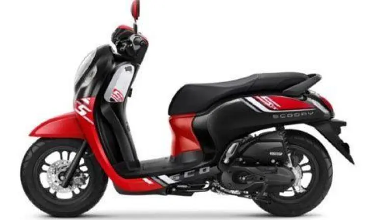Tampilan samping Honda Scoopy Sporty Red