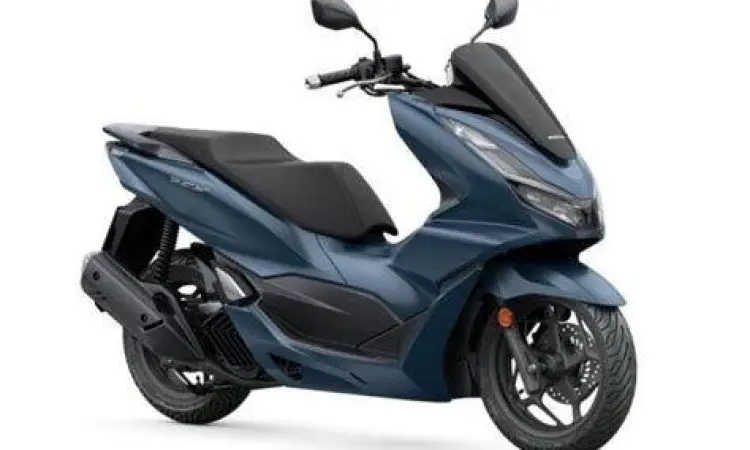 Eksklusivitas Warna Imperial Matte Blue ABS Honda PCX 160 ABS 2023 Imperial Matte Blue dengan velg gold