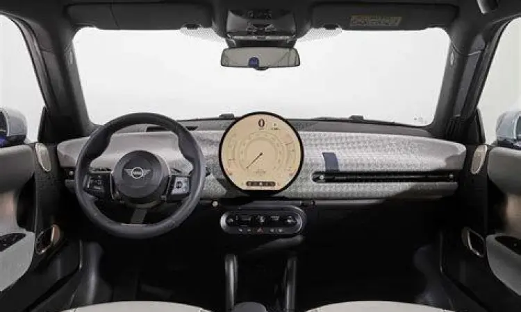 Interior mobil mini dengan fitur layar sentuh dan dashboard modern