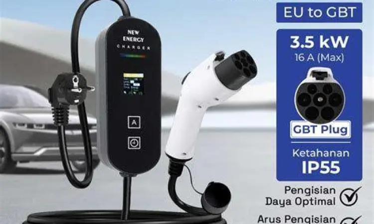 Proses pengisian daya mobil listrik mungil di SPKLU