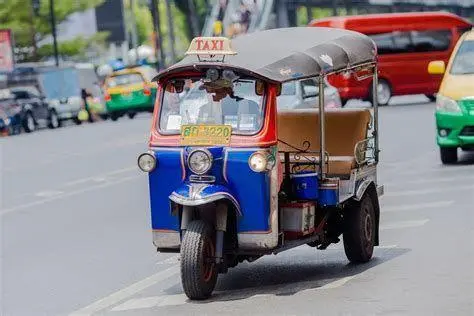 Ikon Transportasi Thailand Pemandangan deretan Tuk Tuk Thailand di pinggir jalan Bangkok