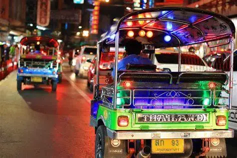 Pesona Malam Tuk Tuk Tuk Tuk Thailand dengan lampu hias di malam hari