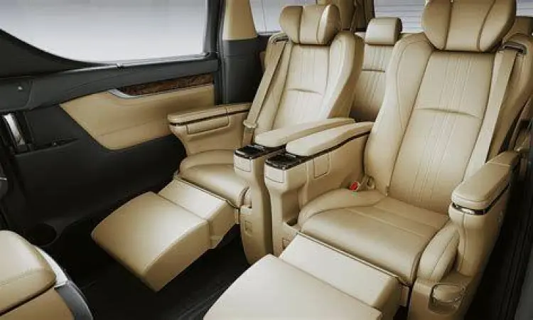 Dashboard mewah Toyota Alphard dengan panel kayu