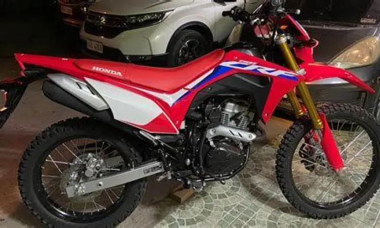 Foto motor CRF 150L sedang melibas medan tanah