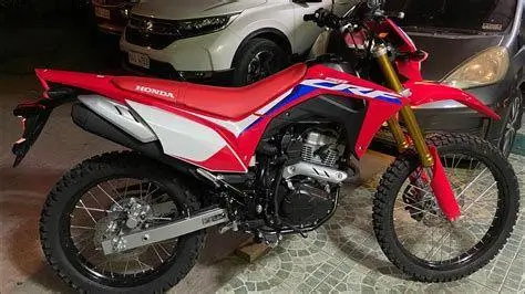 Honda CRF 150L Action Shot Foto motor CRF 150L sedang melibas medan tanah
