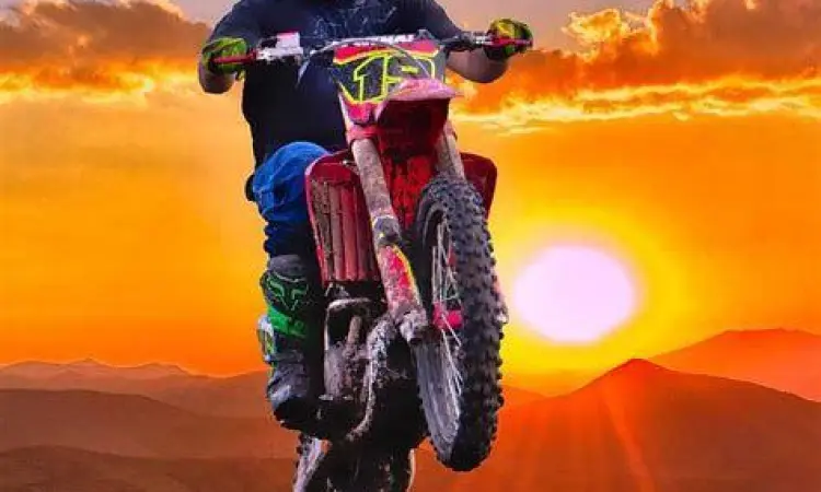 Aesthetic CRF Photography Foto motor CRF dengan latar belakang matahari terbenam