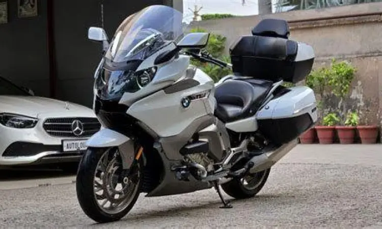 BMW K1600 GTL di jalan raya