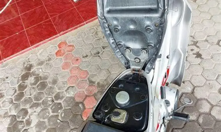 Kawasaki Kaze R Legend Motor bebek Kawasaki Kaze R warna perak