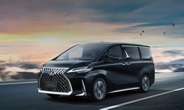 Tampilan lampu belakang LED Lexus LM350 di malam hari