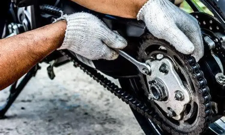 Perawatan Rantai Motor Proses pembersihan dan pelumasan rantai sepeda motor