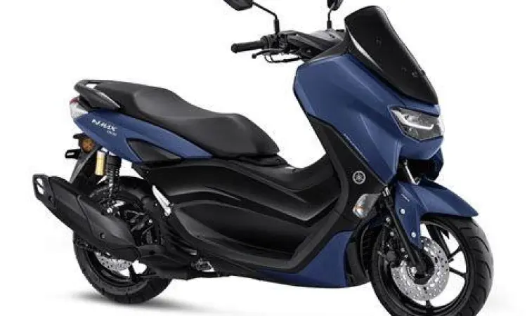 Yamaha NMAX 2019 warna biru matte di parkiran