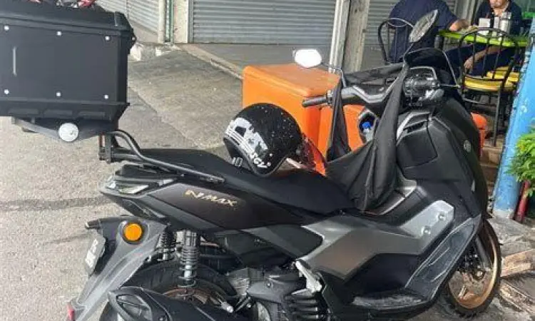 Velg warna emas pada Yamaha NMAX 2019 hitam