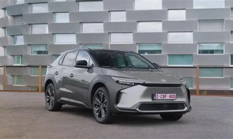Eksterior Toyota bZ4X Tampilan samping Toyota bZ4X yang menunjukkan siluet SUV modern