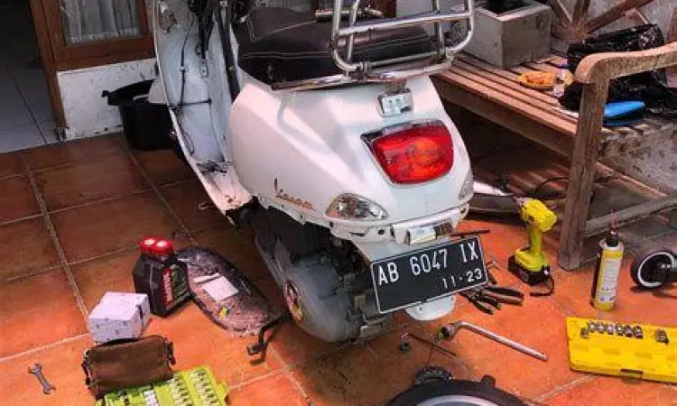 Mekanik sedang menservis CVT Vespa