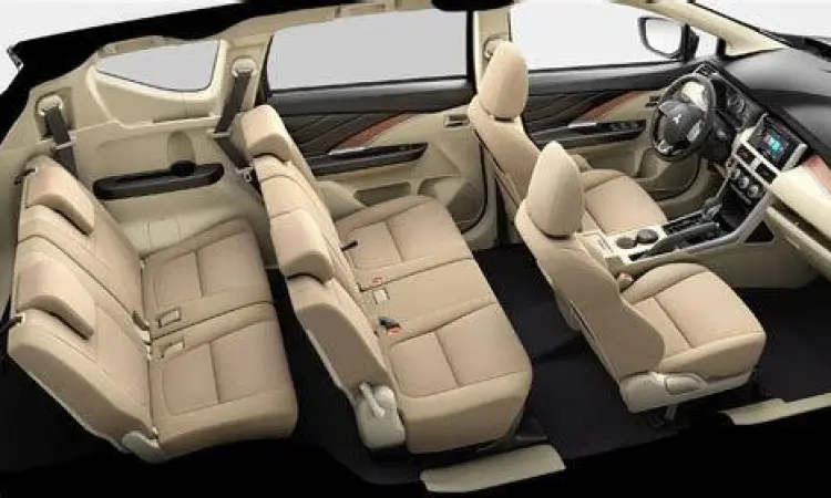 Interior mewah Mitsubishi Xpander Ultimate dengan layar sentuh dan dashboard soft touch