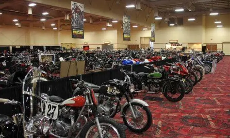 Suasana lelang motor klasik mahal