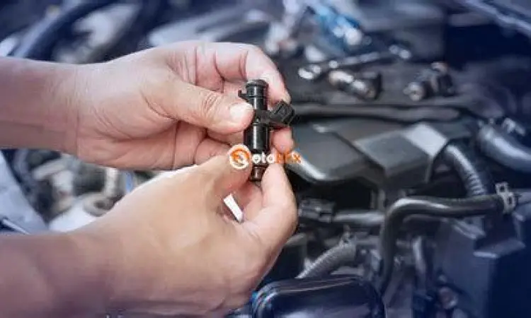 Proses pembersihan injektor kendaraan di bengkel