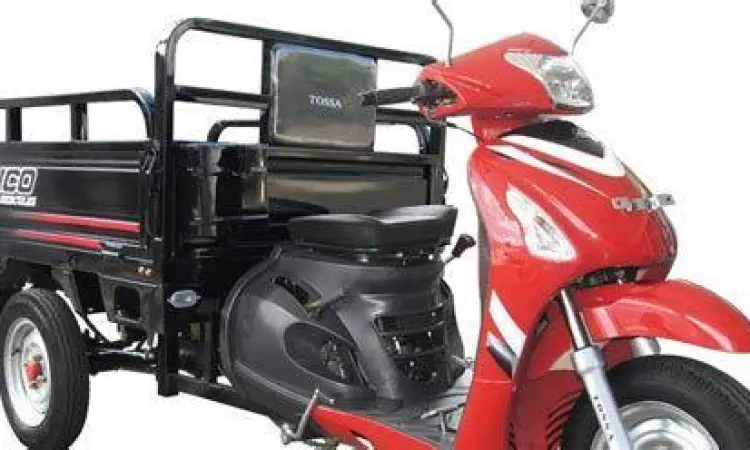 Mekanik sedang memperbaiki motor roda tiga