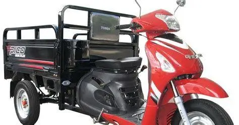 Servis Rutin Tossa Mekanik sedang memperbaiki motor roda tiga