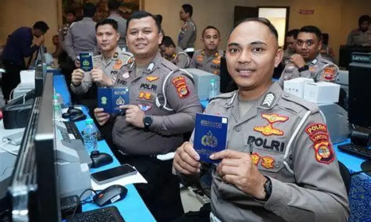 Pelayanan Dokumen Kendaraan Suasana pelayanan pengurusan BPKB di kantor Samsat