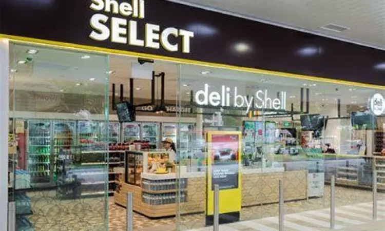 Interior toko Shell Select yang bersih dan lengkap