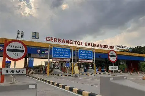 Gerbang Tol Kalikangkung Kepadatan di gerbang tol Kalikangkung Semarang
