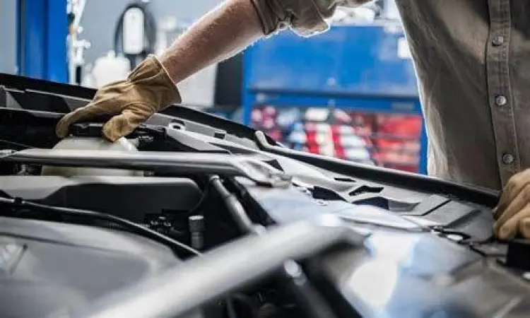 Inspeksi Mesin Mobil Mekanik sedang melakukan inspeksi mesin mobil bekas murah