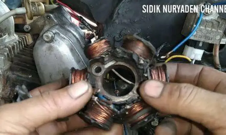 Pengecekan Kabel CDI Teknisi mengecek jalur kabel CDI menggunakan multimeter