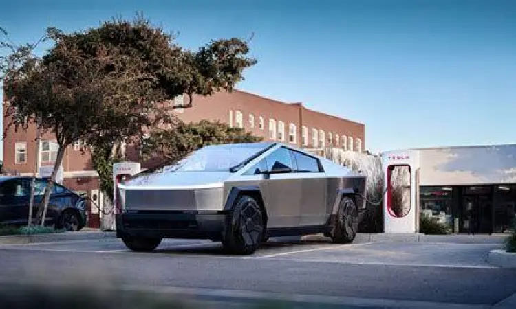 Pengisian Daya Cybertruck Tesla Cybertruck sedang mengisi daya di Supercharger V4