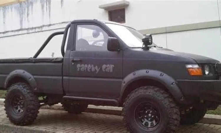 Modifikasi Pick Up Off-Road Pick up modif gaya off-road dengan ban besar