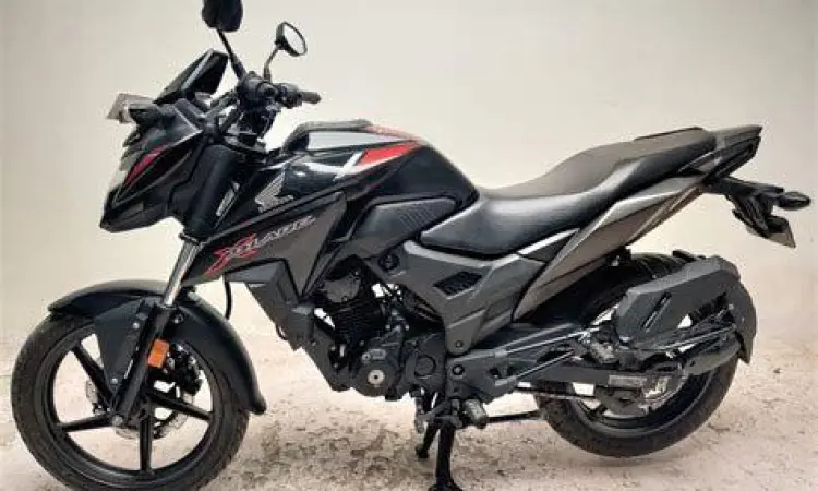 Proses pengecekan mesin motor bebek bekas