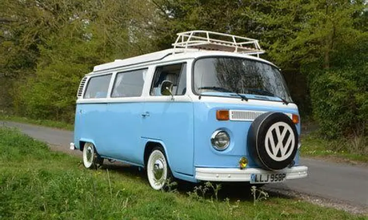 VW Combi T2 Bay Window biru restorasi